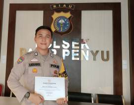 Abdul Wahid Berikan Penghargaan kepada Bripka Ripal